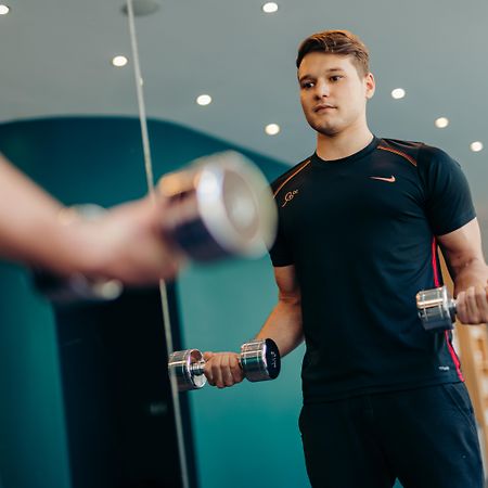 Hotel Bristol Berlin Ngoại thất bức ảnh Personal trainer working with a client