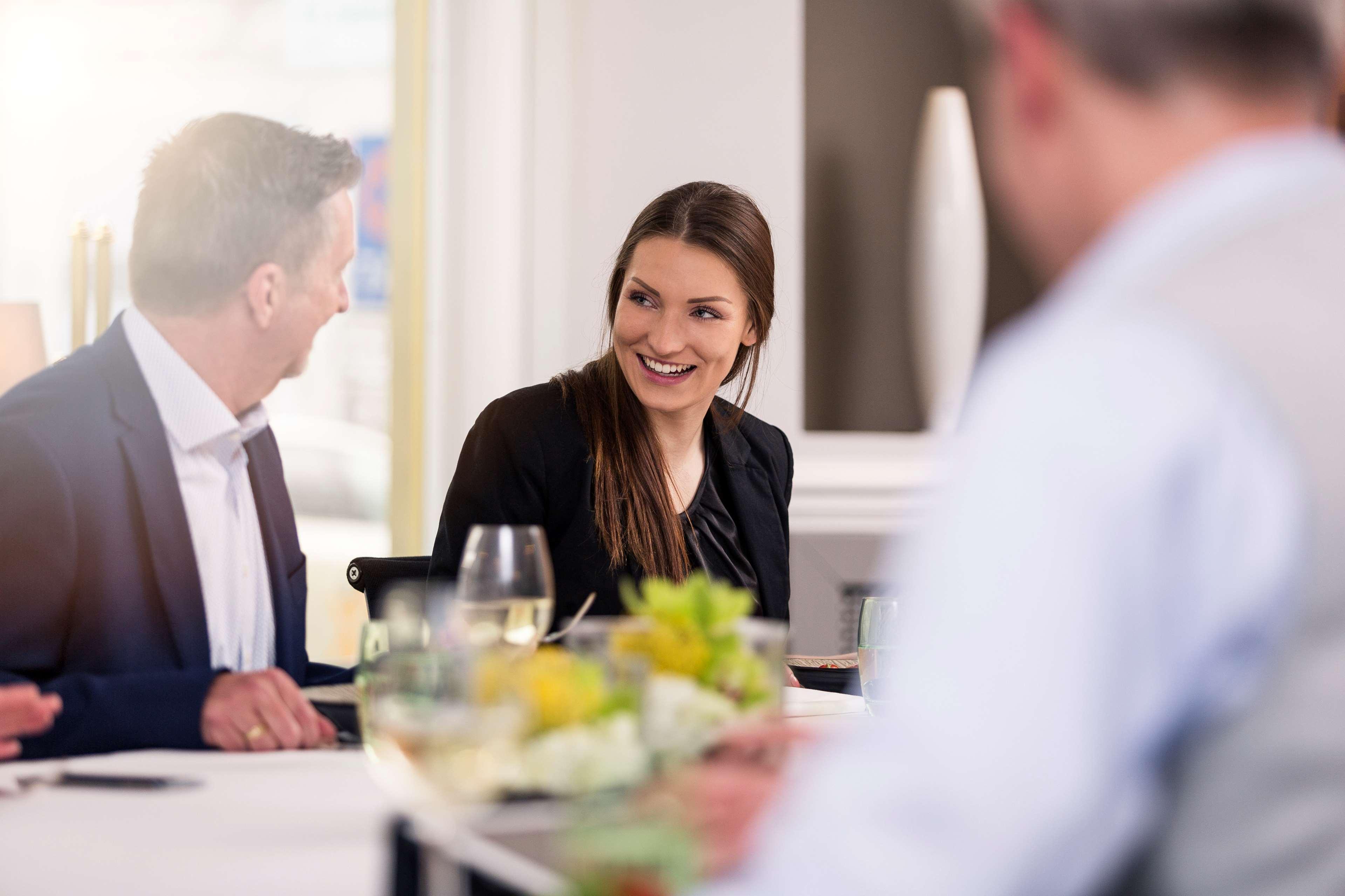 Hotel Bristol Berlin Ngoại thất bức ảnh A woman in a meeting