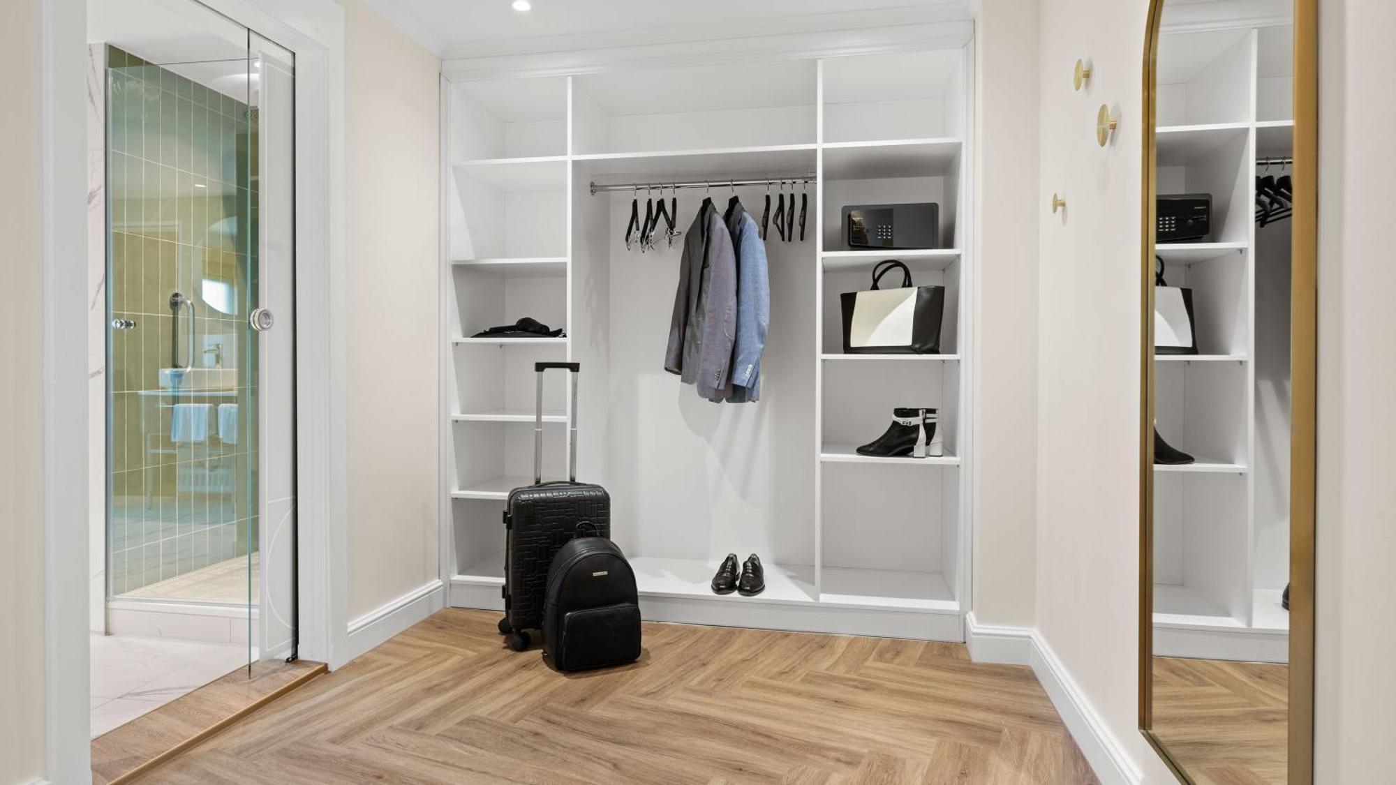 Hotel Bristol Berlin Ngoại thất bức ảnh A modern wardrobe